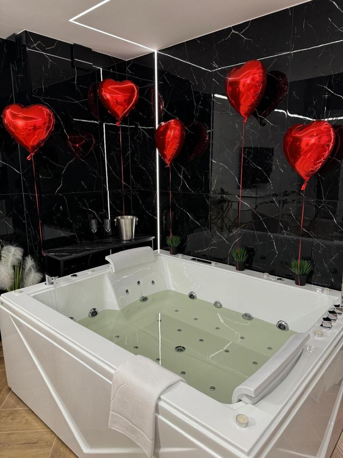 Apartament Z Jacuzzi Na Wylacznosc Dolina Baryczy Zmigrod Exterior photo